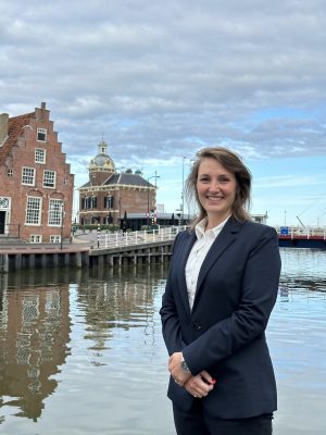 Uitvaartverzorgster Iris van der Veen staat aan het water in Harlingen.